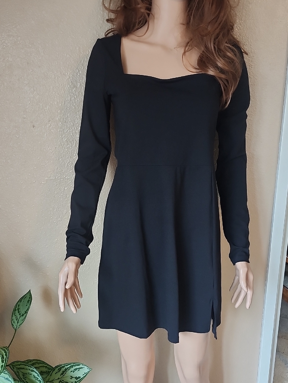 Qinsen black Dress, featuring a stretch fabric Size L